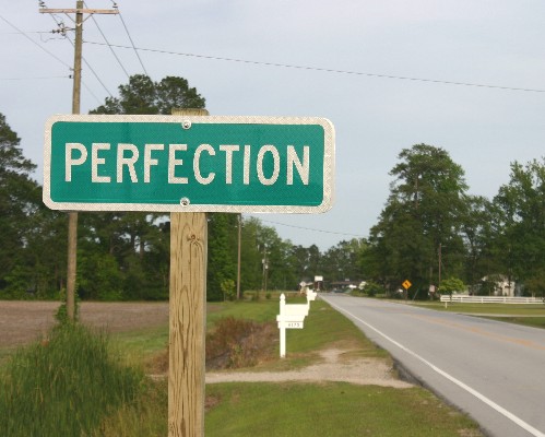 Placa verde com texto branco: "Perfection" ("Perfeição" em inglês)
