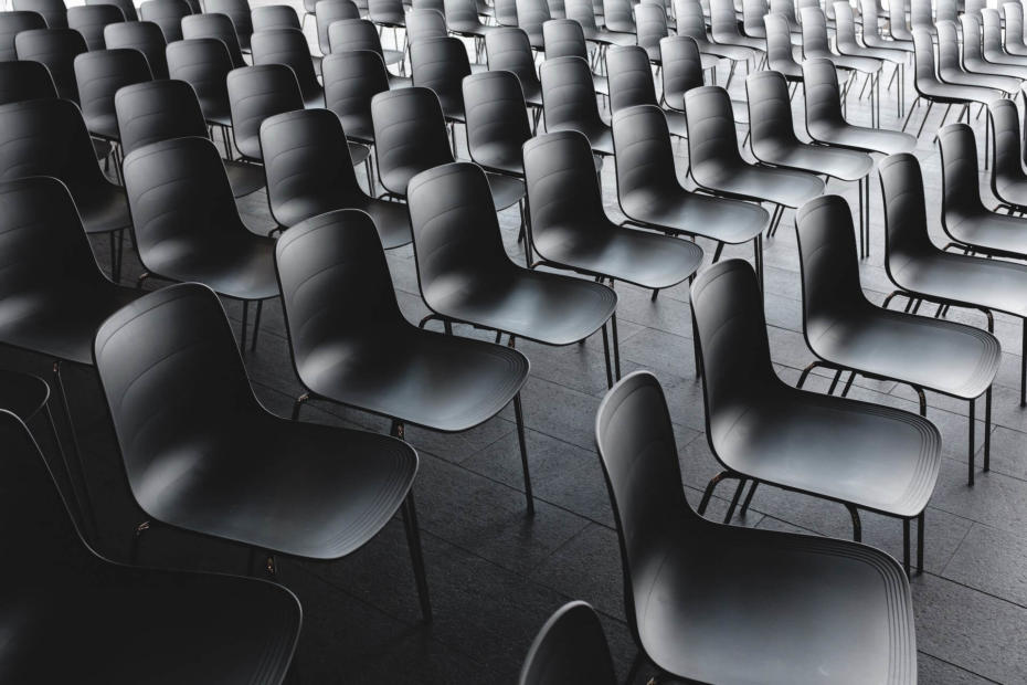 Auditório vazio - Foto de Jonas Jacobsson na Unsplash