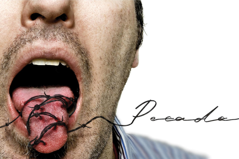 Manipulação de foto digital: um homem com a boca aberta e a língua pra fora, enrolada em um arame farpado, com algumas lesões onde os cravos do arame perfuram a língua. A continuação do arame forma a palavra "Pecado".